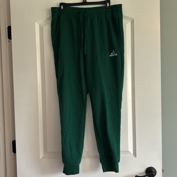 NWT adidas Men's Essentials Fleece Regular Tapered Pants, collegiate green - Picture 5 of 9